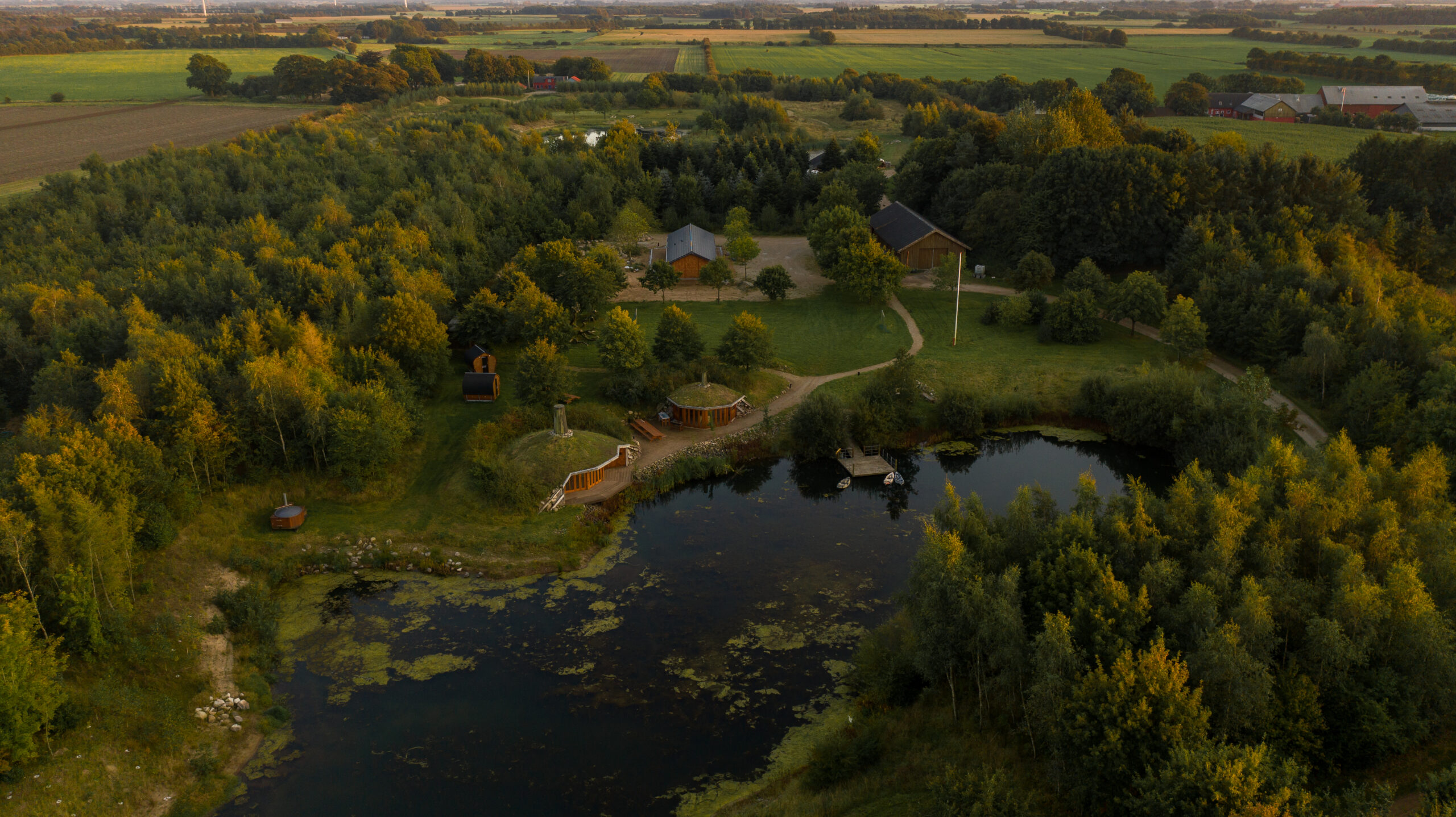 Dronefoto af Favsbjerg Naturhostel